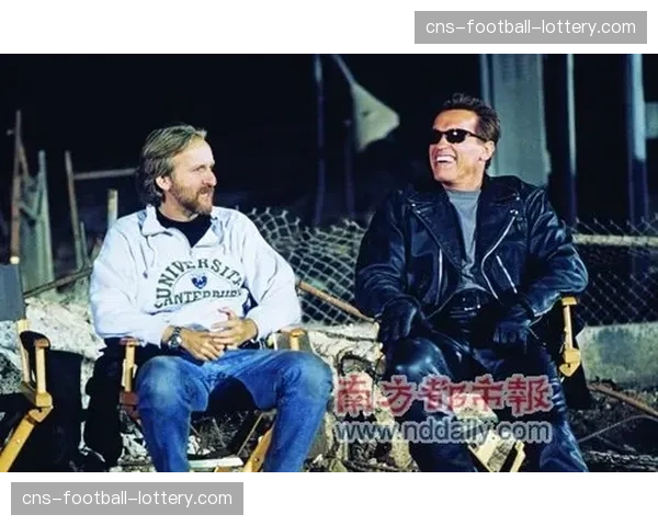 “场边:著名导演昆汀携新电影《拳台往事》剧组亮相,为影片造势” “场边:著名导演昆汀携新电影《拳台往事》剧组亮相,为影片造势”